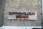 Holzschild mit dem Schriftzug Jugendvollzug Bremen