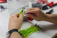 Diverse Anschlußkabel werden sortiert.