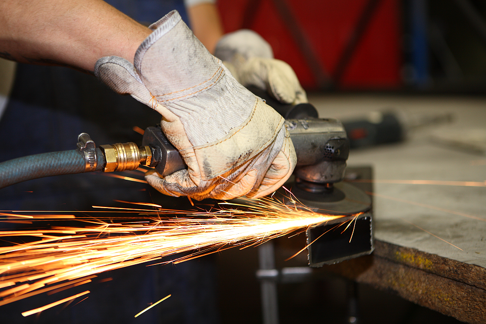 Schleifmaschine in Arbeit