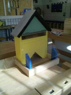 Futterhaus aus Holz