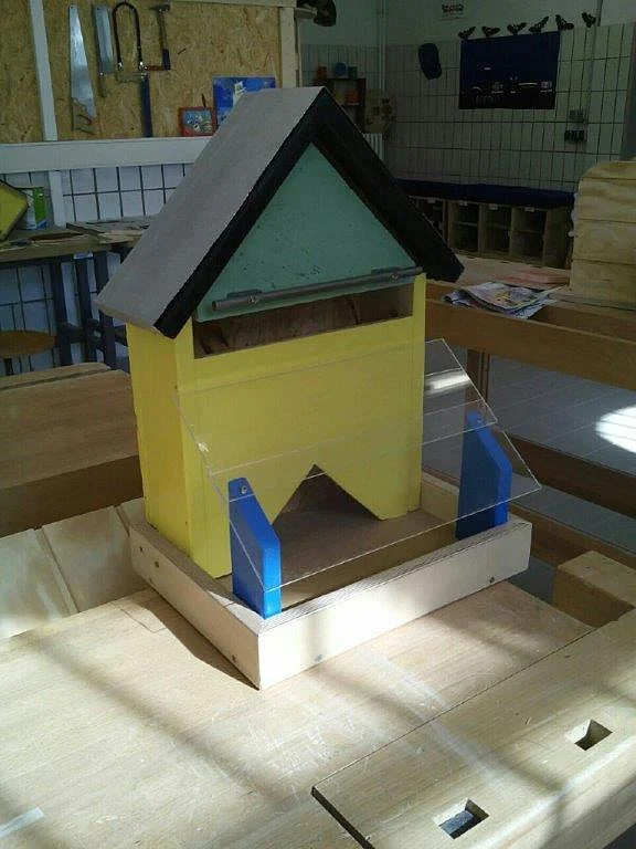 Futterhaus aus Holz