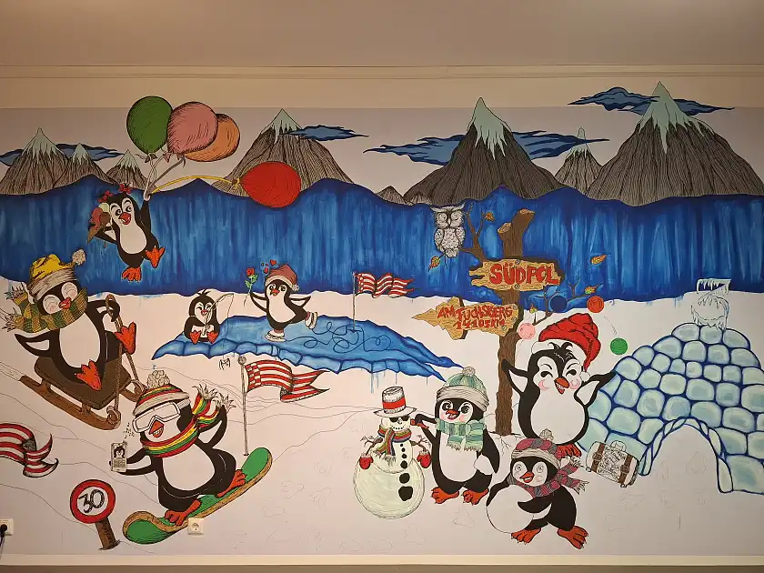 Wandbemalung mit Pinguinen und anderen Tieren