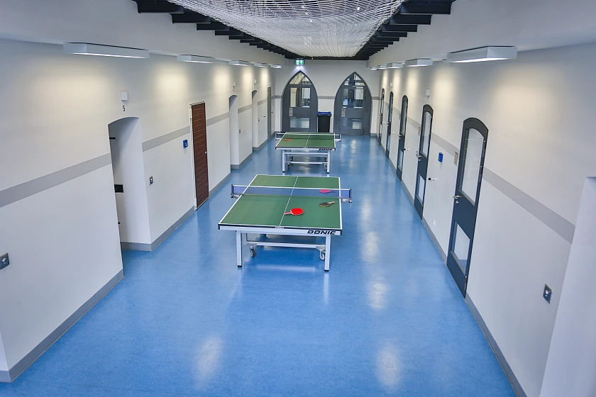 Flur mit Tischtennisplatte im Jugendvollzug