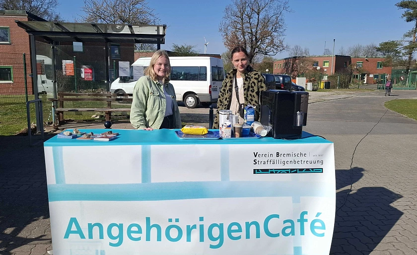 Mitarbeiterinnen am Tisch des Angehörigen-Cafés