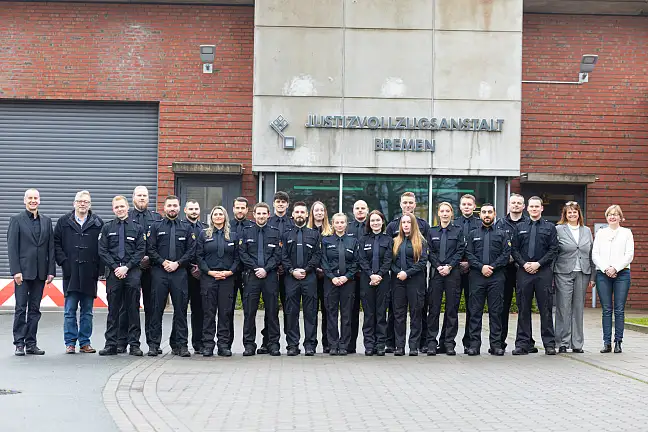 Bedienstete vor der JVA Bremen