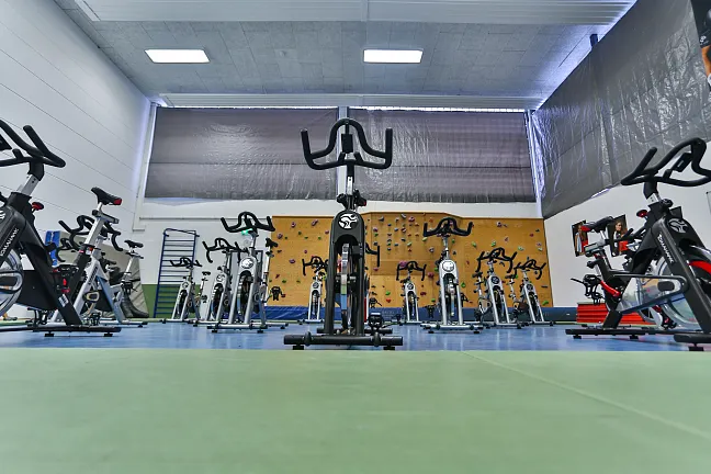 Sportgeräte in einer Turnhalle