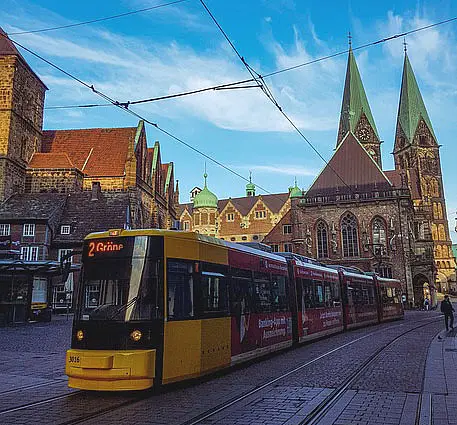Straßenbahn vorm Bremer Marktplatz