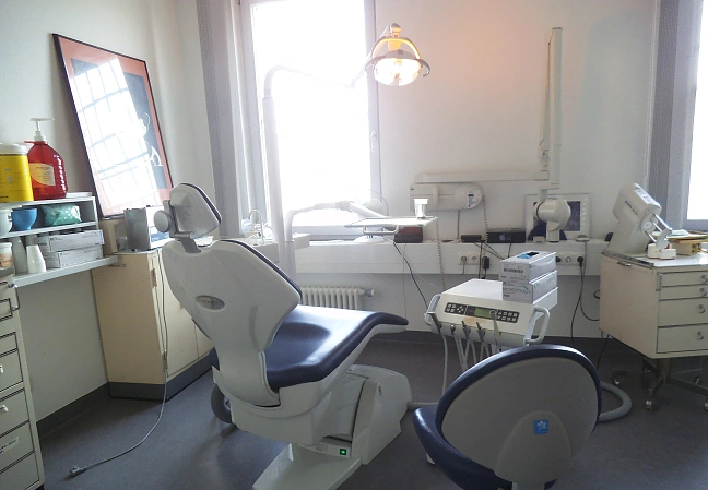 Behandlungszimmer mit Zahnarztstuhl