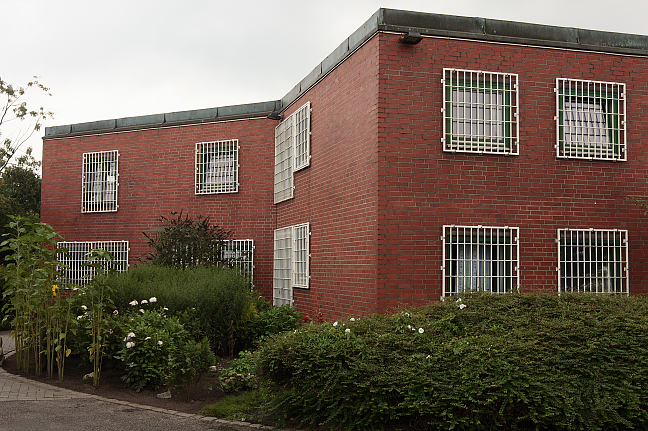 Frauenvollzug von außen, niedriges Backsteingebäude